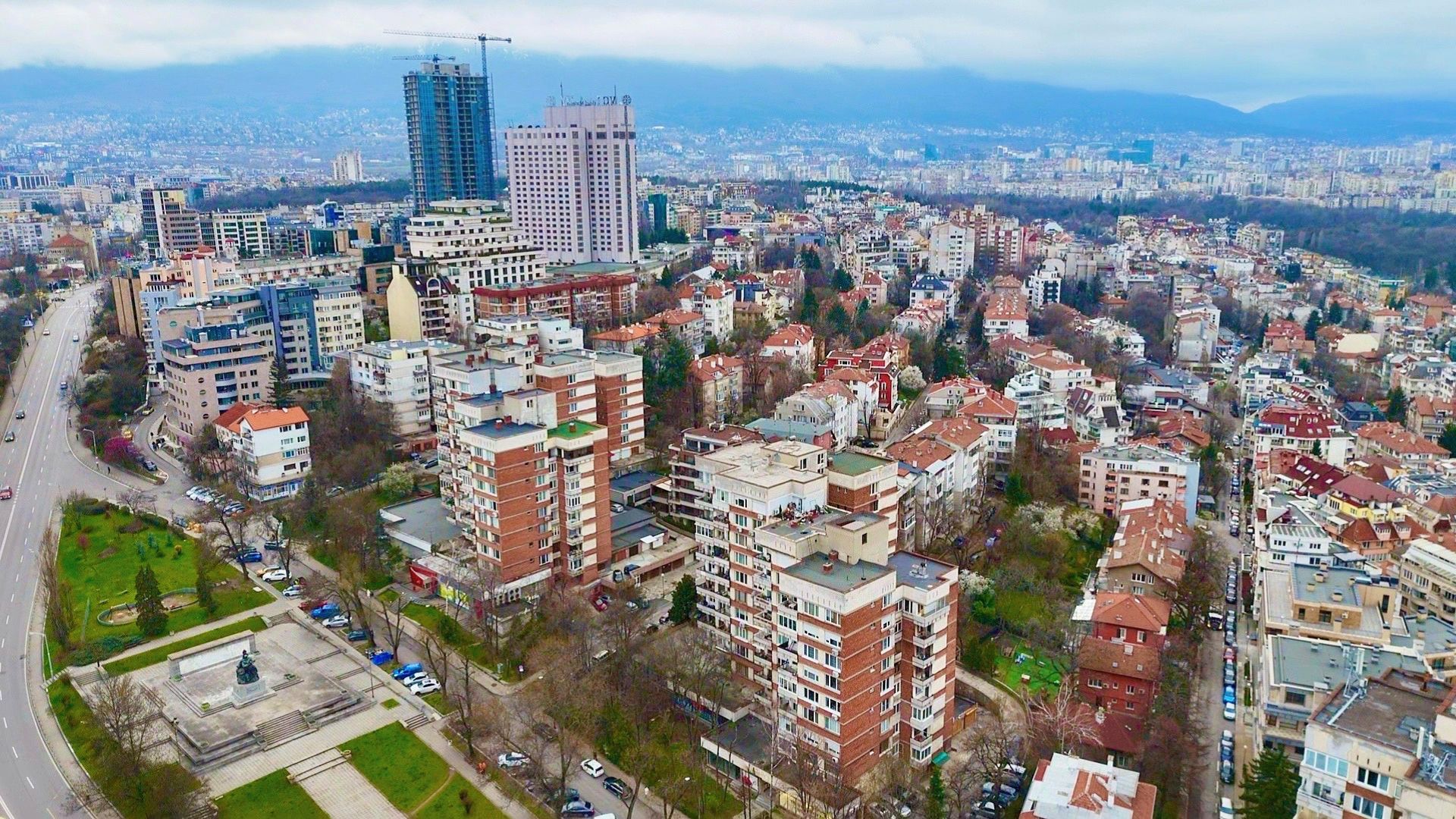 €420,000 за апартамента / €65,000 за гаража!